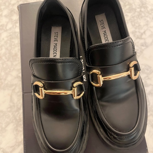 Steve Madden Black & Gold loafers // Size 6 - Picture 4 of 6